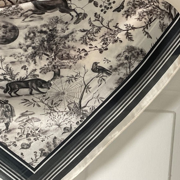 Fable England Wolf Garden Square Scarf - Black - NWT - Picture 12 of 16